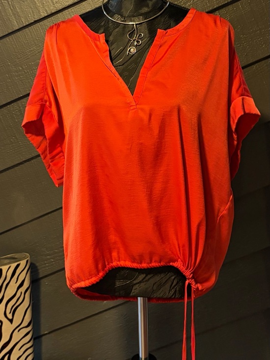 BCBGMaxAzria Tops - BCBGMaxAzria V-Neck Short Sleeve Drawstring Hem Top in Bright Red